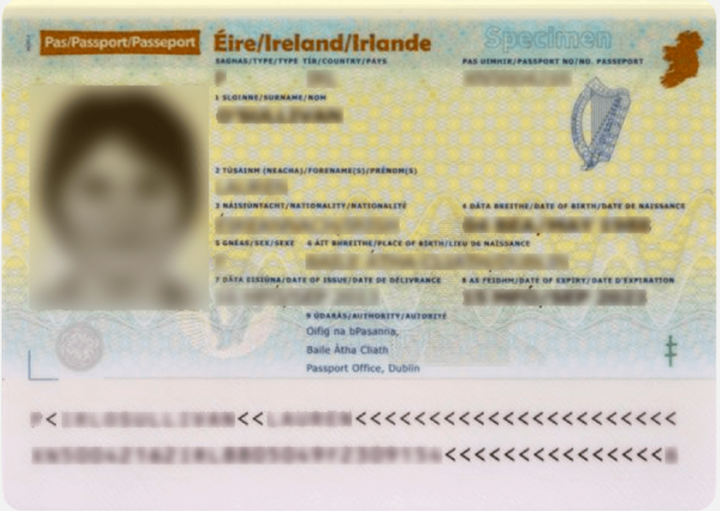 Um documento de identidade ou passaporte válido emitido pela UE